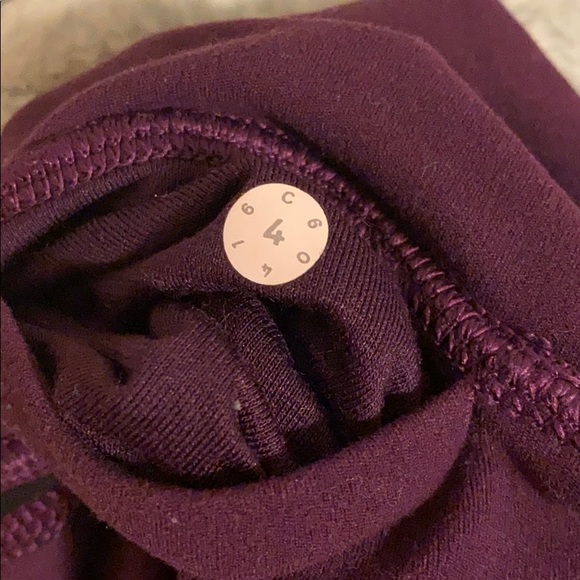 Lululemon leggings size 4 - Picture 4 of 4